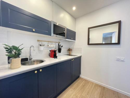 Nice Renting - FERSEN - 2 Rooms Vieil Antibes - AC - Safranier - Big Terrace photo 11