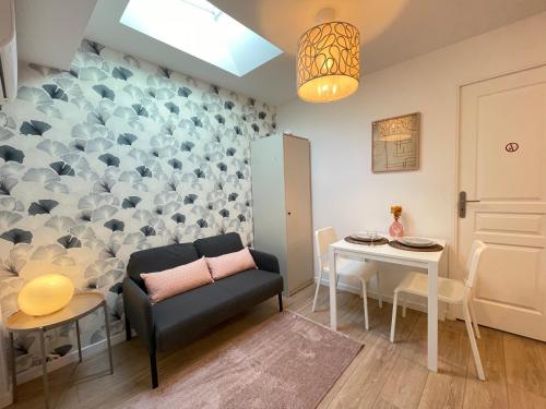 Nice Renting - FERSEN - 2 Rooms Vieil Antibes - AC - Safranier - Big Terrace photo 12