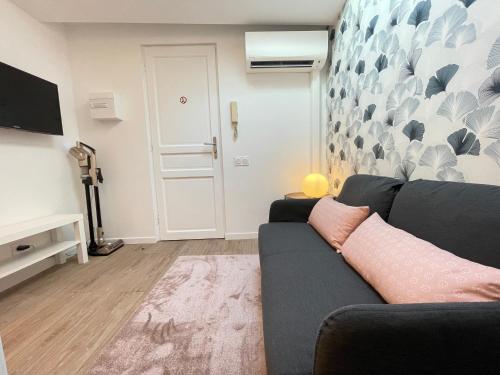 Nice Renting - FERSEN - 2 Rooms Vieil Antibes - AC - Safranier - Big Terrace photo 6