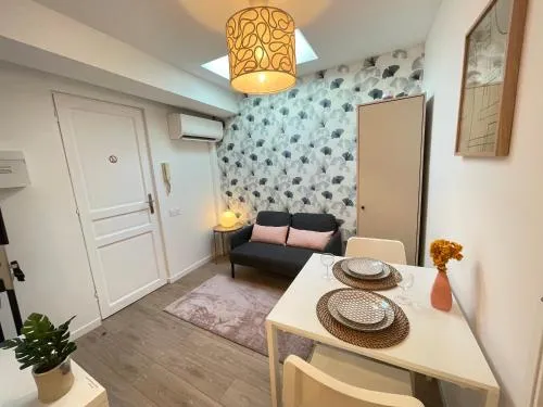 Nice Renting - FERSEN - 2 Rooms Vieil Antibes - AC - Safranier - Big Terrace photo 1