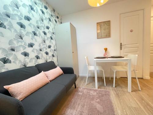 Nice Renting - FERSEN - 2 Rooms Vieil Antibes - AC - Safranier - Big Terrace photo 13