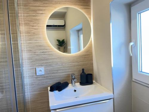 Nice Renting - FERSEN - 2 Rooms Vieil Antibes - AC - Safranier - Big Terrace photo 9