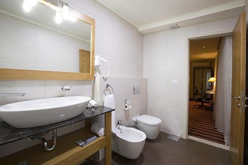 The J Hotel & Spa tesisinde bir banyo