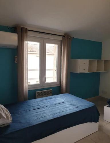 une chambre avec un grand lit et une fenêtre dans l'établissement Villa climatisée A Nuciola Prunete Entre mer, montagne et piscine, à Cervione