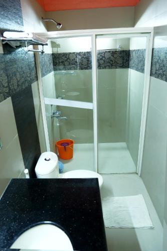Un baño de Chiramel Residency