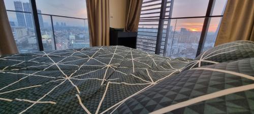 Ce lit se trouve dans un dortoir offrant une vue sur la ville. dans l'établissement Continew Residence by Mikey - Premium Unit, à Kuala Lumpur