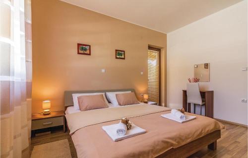 1 dormitorio con 1 cama grande y 2 toallas. en 3 Bedroom Nice Home In Liznjan en Ližnjan