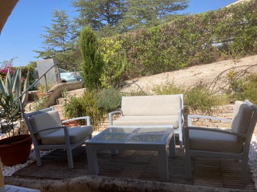 two chairs and a coffee table on a patio at 4 persoons bungalow met gemeenschappelijk zwembad in Teulada