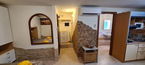 uma cozinha com um lavatório e um espelho num quarto em Residence La Villetta em Rimini