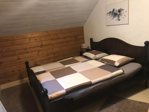 łóżko z 2 poduszkami w pokoju w obiekcie Sonnleitn 29 w mieście Sonnenalpe Nassfeld