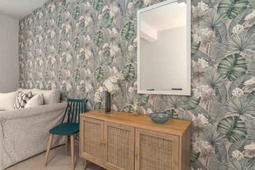 ein Wohnzimmer mit einem Spiegel und einem Sofa in der Unterkunft Apartment Patricia in Zakynthos