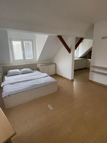 een slaapkamer met een bed op zolder bij Vila Odmor na Dunavu in Beočin