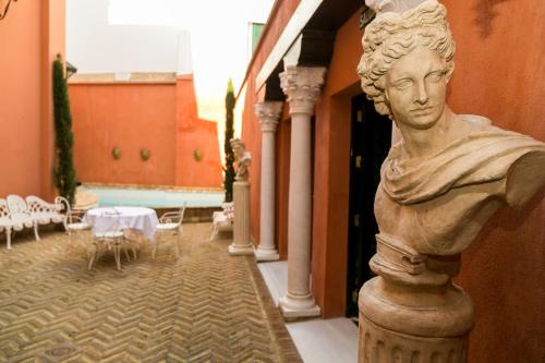 Eine Statue einer Frau in einem Gebäude in der Unterkunft Hotel Ateneo Sevilla in Sevilla