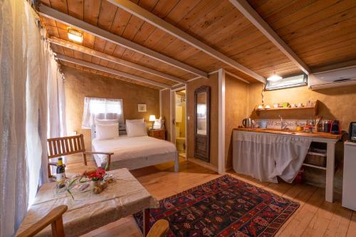Postel nebo postele na pokoji v ubytování Hemdatya Stone Suites In The Galilee