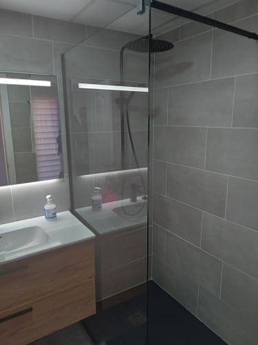 馬尼爾瓦的住宿－urb. los hidalgos golf，带淋浴、盥洗盆和镜子的浴室