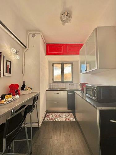 une cuisine avec des armoires rouges et un comptoir dans l'établissement Lovely studio in the heart of Cannes, à Cannes