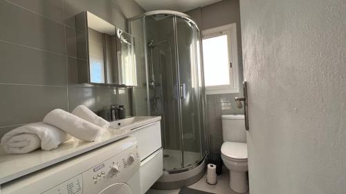 une salle de bain avec une douche, un lavabo et des toilettes dans l'établissement Lovely studio in the heart of Cannes, à Cannes