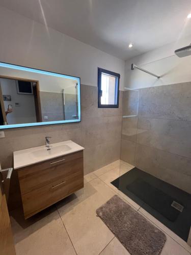 un bagno con lavandino e specchio di Bella Vista a Corbara