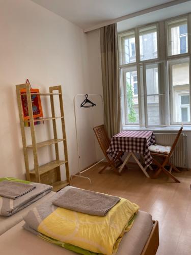 uma sala de estar com uma cama e uma janela em City Apartment and rooms em Viena