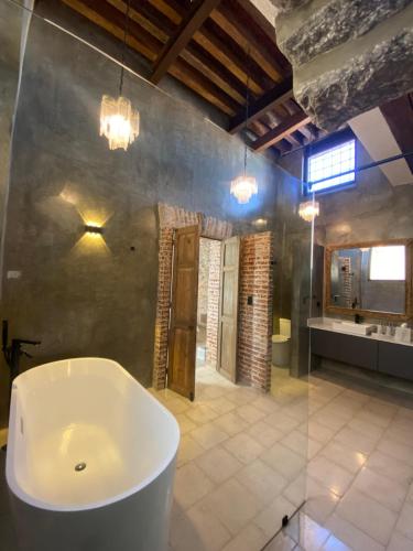 Ein Badezimmer in der Unterkunft Milo Collection Hotel
