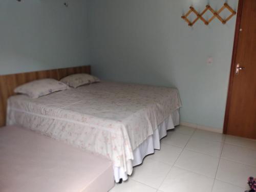 una camera con un letto e un pavimento bianco di Chaleville Coqueiro 3201 - Luis Correia Piaui a Luis Correia