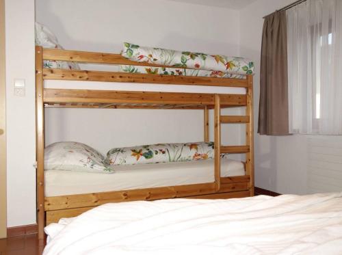 Двох'ярусне ліжко або двоярусні ліжка в номері Ferienwohnung Mariner Inzing