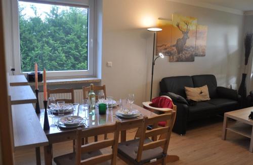 ein Wohnzimmer mit einem Tisch und einem Sofa in der Unterkunft Roter Beer in Sankt Andreasberg