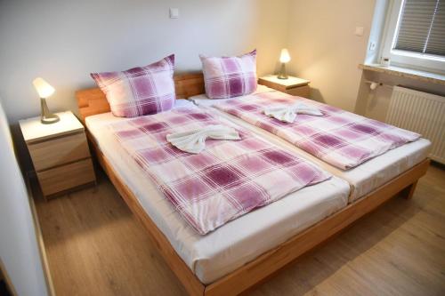 um quarto com uma cama com duas toalhas em Roter Beer em Sankt Andreasberg