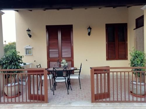 un patio con mesa y sillas frente a una casa en Casa Sciacca, en Marsala