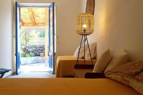 una habitación con 2 camas y una lámpara junto a una puerta en Casaammari, en Acireale