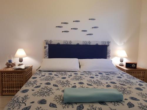 um quarto com uma cama com peixe no tecto em Casa Ibiscus em Palazzo