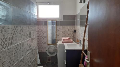 Kúpeľňa v ubytovaní Bel appartement avec grande terrasse ensoleillée et jardin