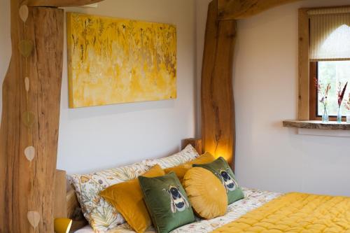 Zimmer mit einem Bett und einem Wandgemälde in der Unterkunft The Queen Bee Cabin in Hereford