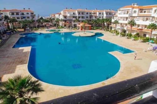 uma imagem de uma grande piscina num resort em Superbe appartement en résidence avec piscine em Casablanca