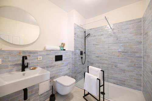La salle de bains est pourvue d'un lavabo, de toilettes et d'une douche. dans l'établissement Das schiefe Haus Wohnung Festspiele, à Heppenheim