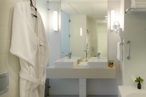 Un baño de Leonardo Plaza Ashdod