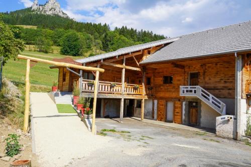 Cabaña de madera con porche y terraza en La Ferme De L'âne Rouge 7 nuits minimum en Bernex