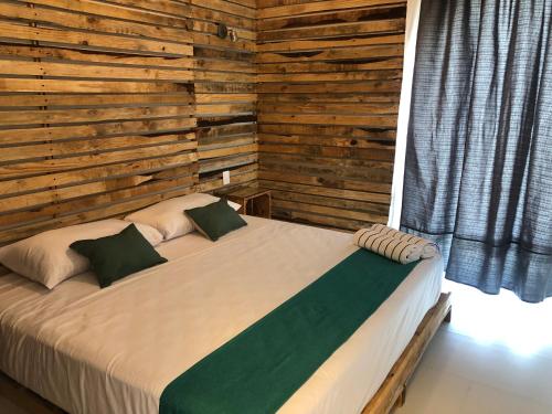1 dormitorio con 1 cama con pared de madera en NUEVO Depto vista al mar., en Boca del Río