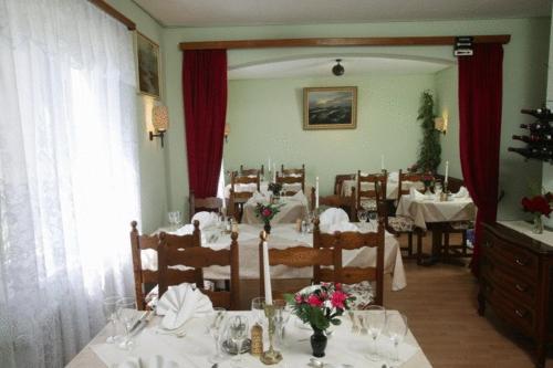 Un restaurante o sitio para comer en Hotel Pensione da Peppino