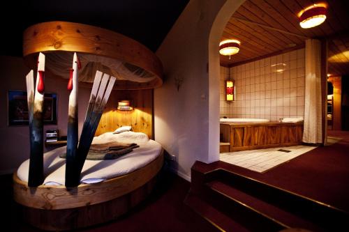a room with a bed and a bath room with a tub at STF Hotel & Hostel Persåsen in Persåsen