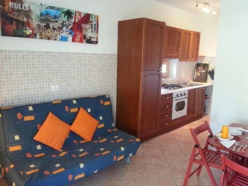 CampofiloneにあるLa casa di Tamaraのリビングルーム(ソファ付)、キッチン