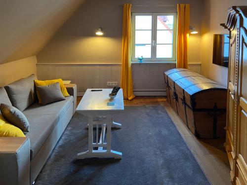 ein Wohnzimmer mit einem Sofa und einem Tisch in der Unterkunft Stilvoll Urlaub machen! in Dudenhofen