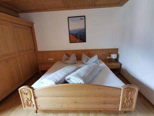 1 dormitorio con 1 cama grande con sábanas blancas en Apart am Dorfplatz, en Kauns