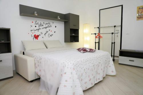- une chambre avec un lit et une couette blanche dans l'établissement Delicious Home Fondi, à Fondi