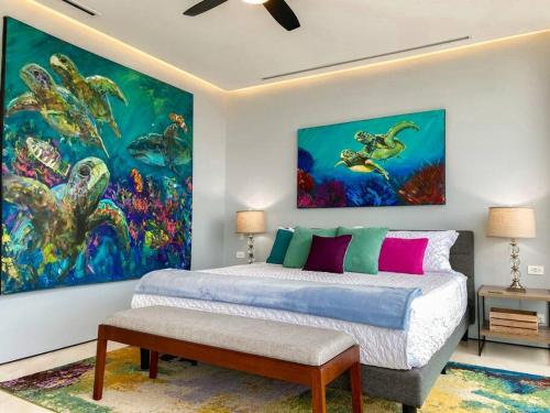 1 dormitorio con 1 cama y una pintura en la pared en Luxury Oceanview Modern Condo, en Puerto Vallarta