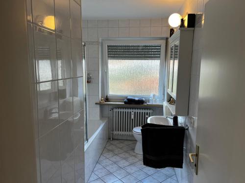 baño con ducha y aseo y ventana en Residenz am Roten Tor, en Augsburg