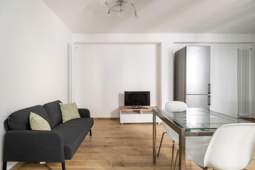 sala de estar con sofá y mesa de cristal en Bologna Suite Centre City en Bolonia