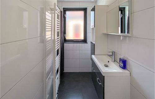 Kylpyhuone majoituspaikassa Stunning Home In Ewijk With Kitchen