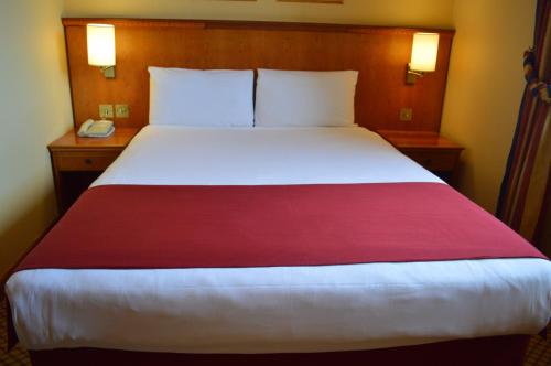 Ένα ή περισσότερα κρεβάτια σε δωμάτιο στο Savera Hotel South Ruislip