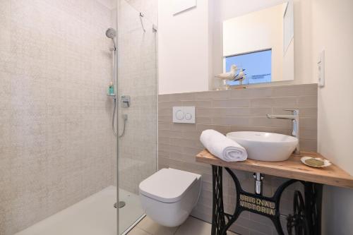 a bathroom with a shower and a toilet and a sink at Das schiefe Haus Wohnung Starkenburg in Heppenheim an der Bergstrasse